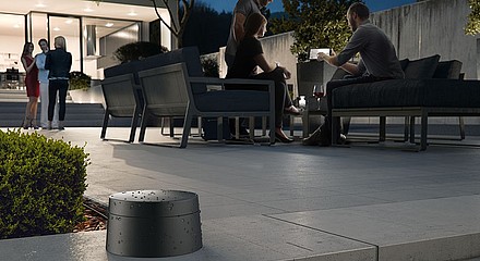 Schnelles WLAN im Garten und auf der Terrasse: Arbeit und Freizeit im Grünen mit dem devolo WiFi Outdoor – jetzt zum Aktionspreis
